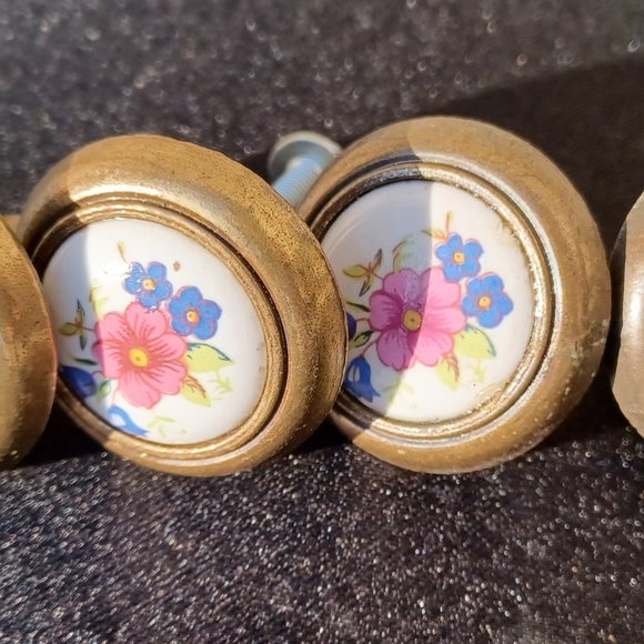 Vintage Brass and porcelain knobs with pink flowers, four sweet cottage core - Picture 2 of 4